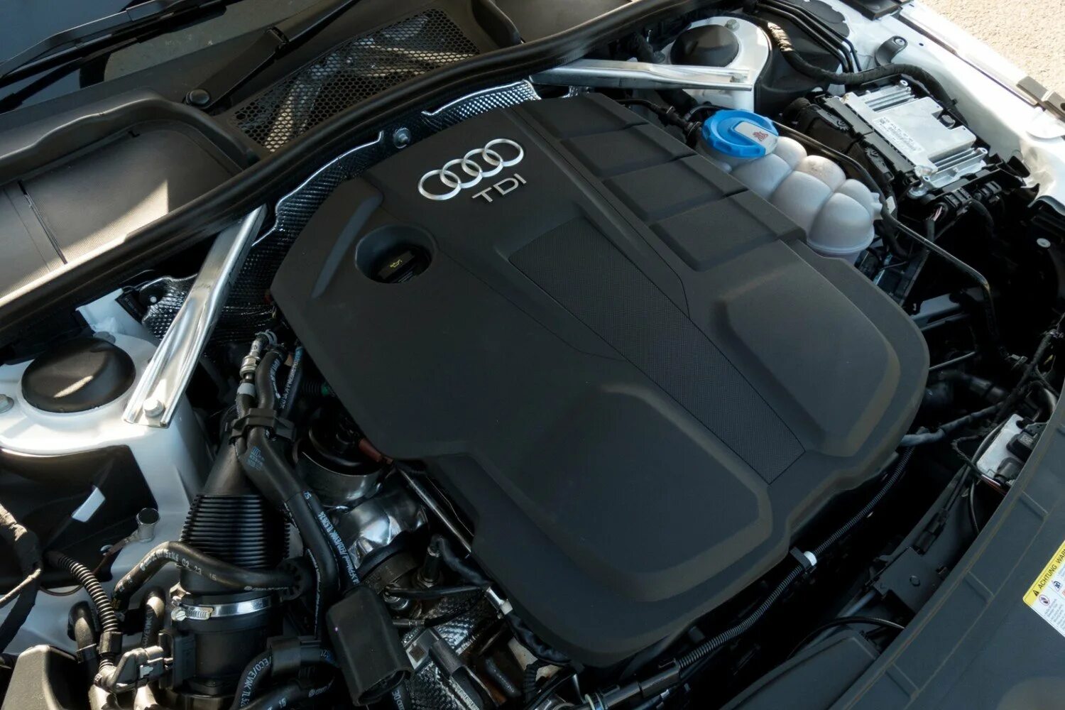 B2 b5 b6 b9. A4 b9 2.0 TDI. Audi 2.0 a4 b9 мотор. Audi a4 b9 двигатель. Audi a4 TDI.