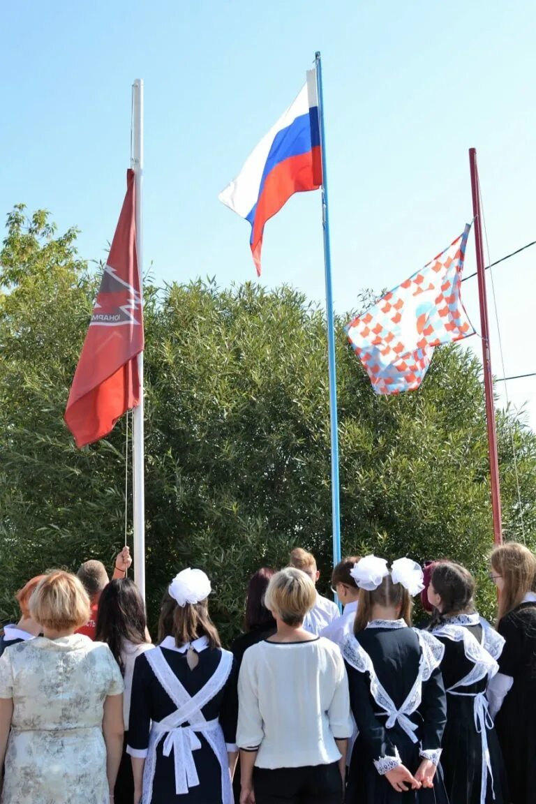 Линейка в понедельник. Поднятие флага. Церемония поднятия флага. Поднятие флага в школе. Торжественная линейка поднятия флага.