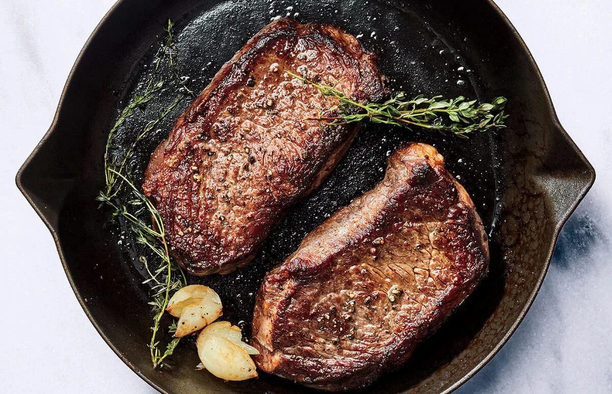 стейк на сковороде. обжаривание мяса. мясо кусочками на сковороде. какое мясо жарить на сковороде. какое мясо жарить на сковороде.