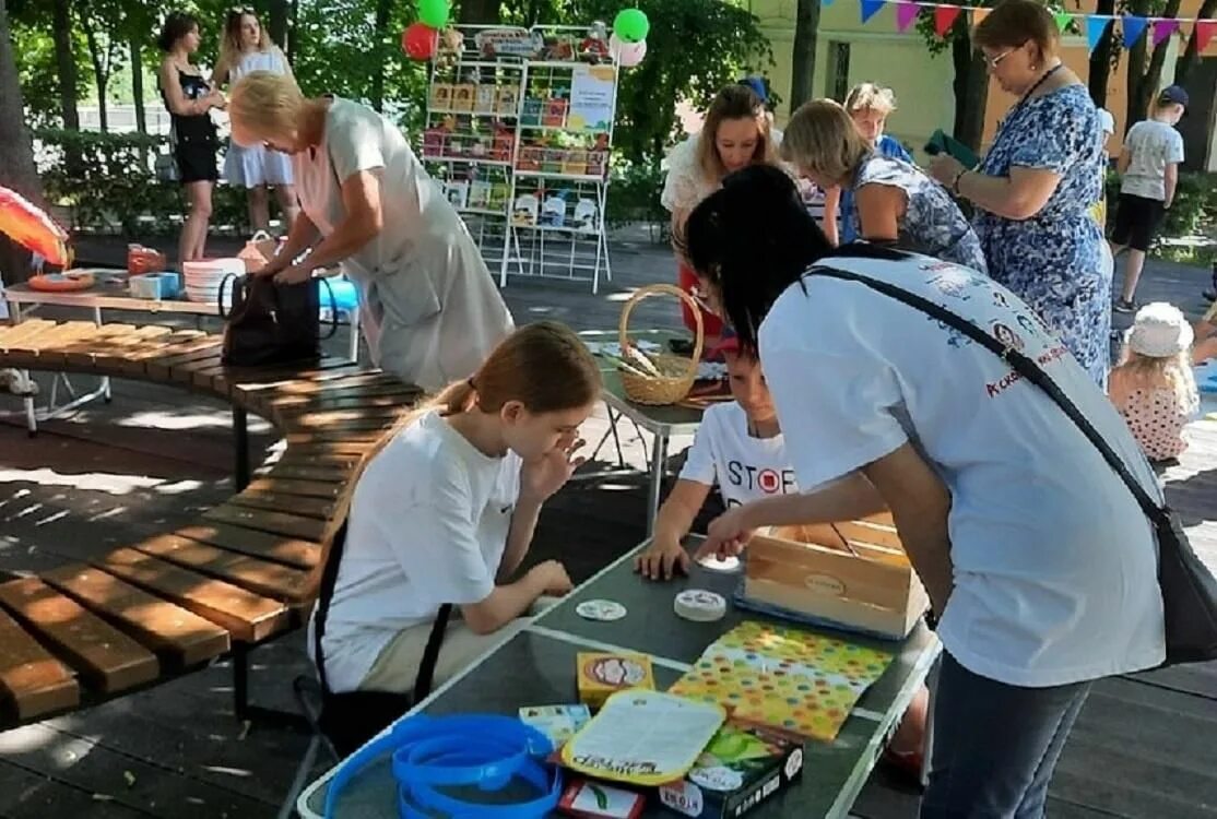 Библиотечный дворик на территории детской библиотеки. Читающий дворик в библиотеке. Библиодворик в библиотеке. Сайт красногвардейской районной библиотеки. Читай двор.