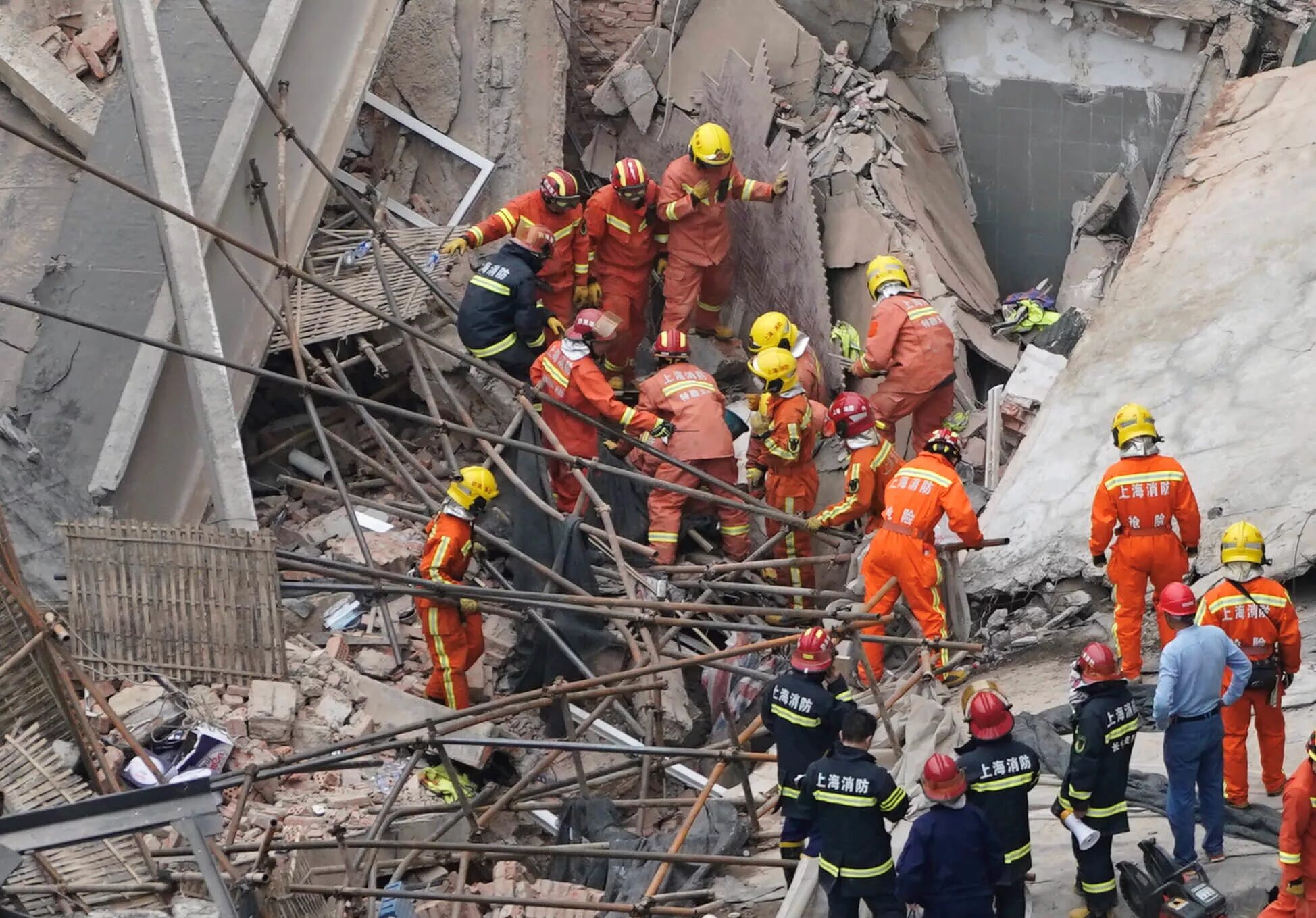 Спасательные работы. Спасение людей под обломками зданий. Спасательные работы в завалах. Люди под завалами обрушившихся зданий.