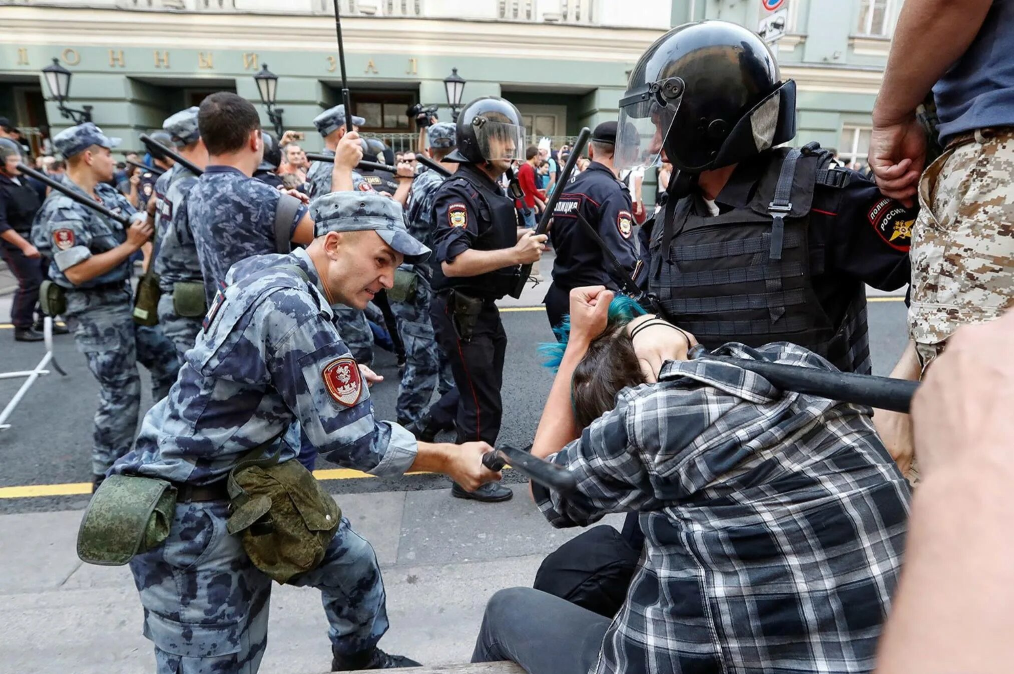 Полицейский бьет дубинкой. Избить дубинкой