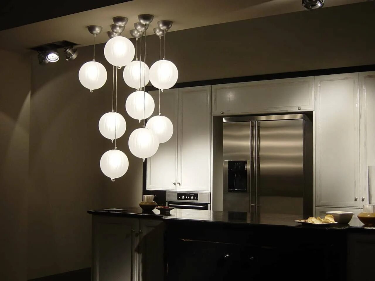 Кухня с шарами. Светильники шары в интерьере. Люстра на кухню. Светильники шары подвесные в интерьере. Люстра шар в интерьере.