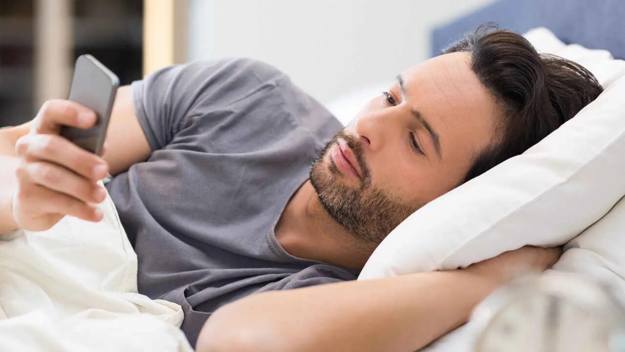 Диалог на английском языке. Человек выключает телефон. I to phone you in the morning. Разговор по телефону в кровати. Фразы для диалога на английском.