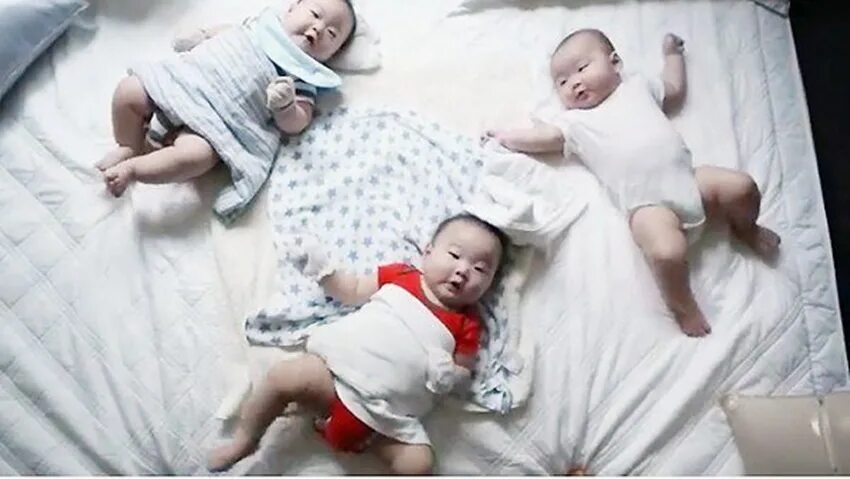 Тройня детей. Тройняшки младенцы. Сон иль-гук жена. Малыши мальчик и девочка. Двойняшки.