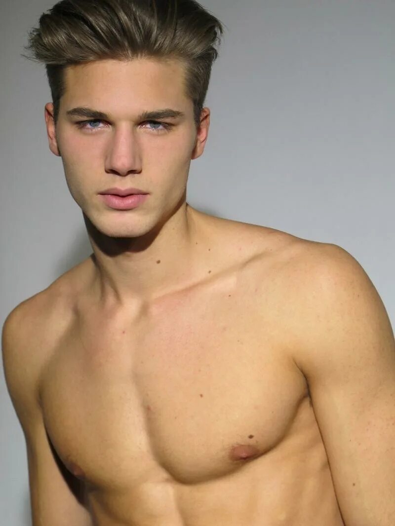 Модель парень van. Александр ван баллар. Мужская стрижка александр скарсгард. Alexander because. Куртцман.