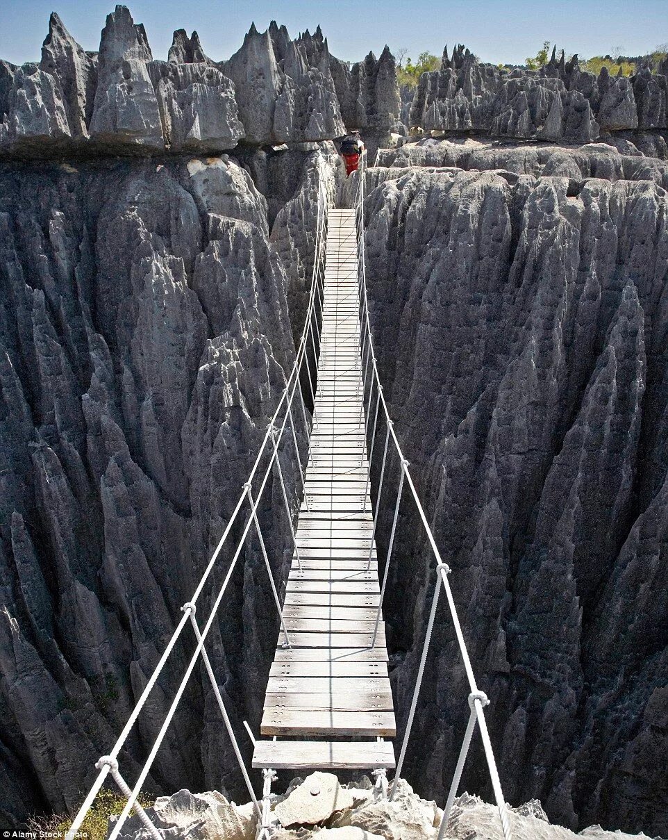 Мост в бездну. Цинжи-дю-Бемараха. Tsingy de Bemaraha National Park мост. Tsingy de Bemaraha National Park Мадагаскар. Веревочный мост Хусаини (Пакистан).