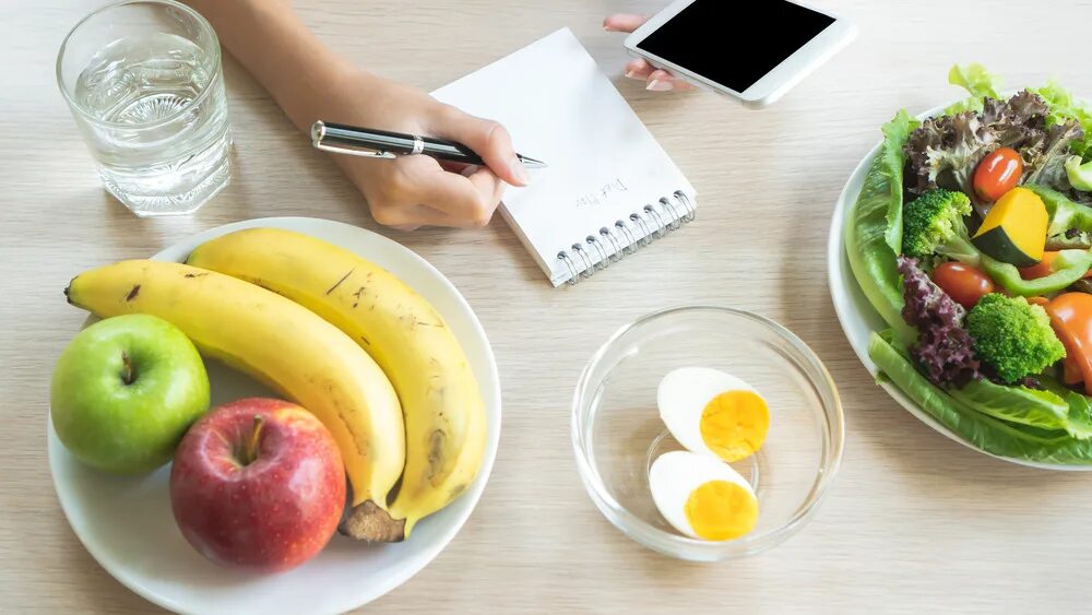 Продукты для готовки. Приготовление еды. Приправлять еду. Еда на женщине. Приготовления потребления пищи.