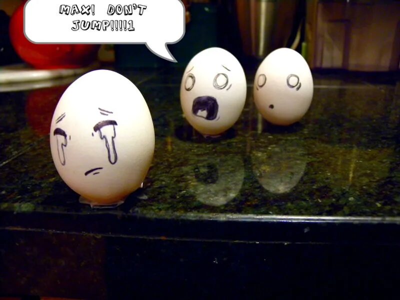 Прикольные яйца. Яйца на Пасху смешные. Яйца прикол. Смешные рожицы на яйцах.