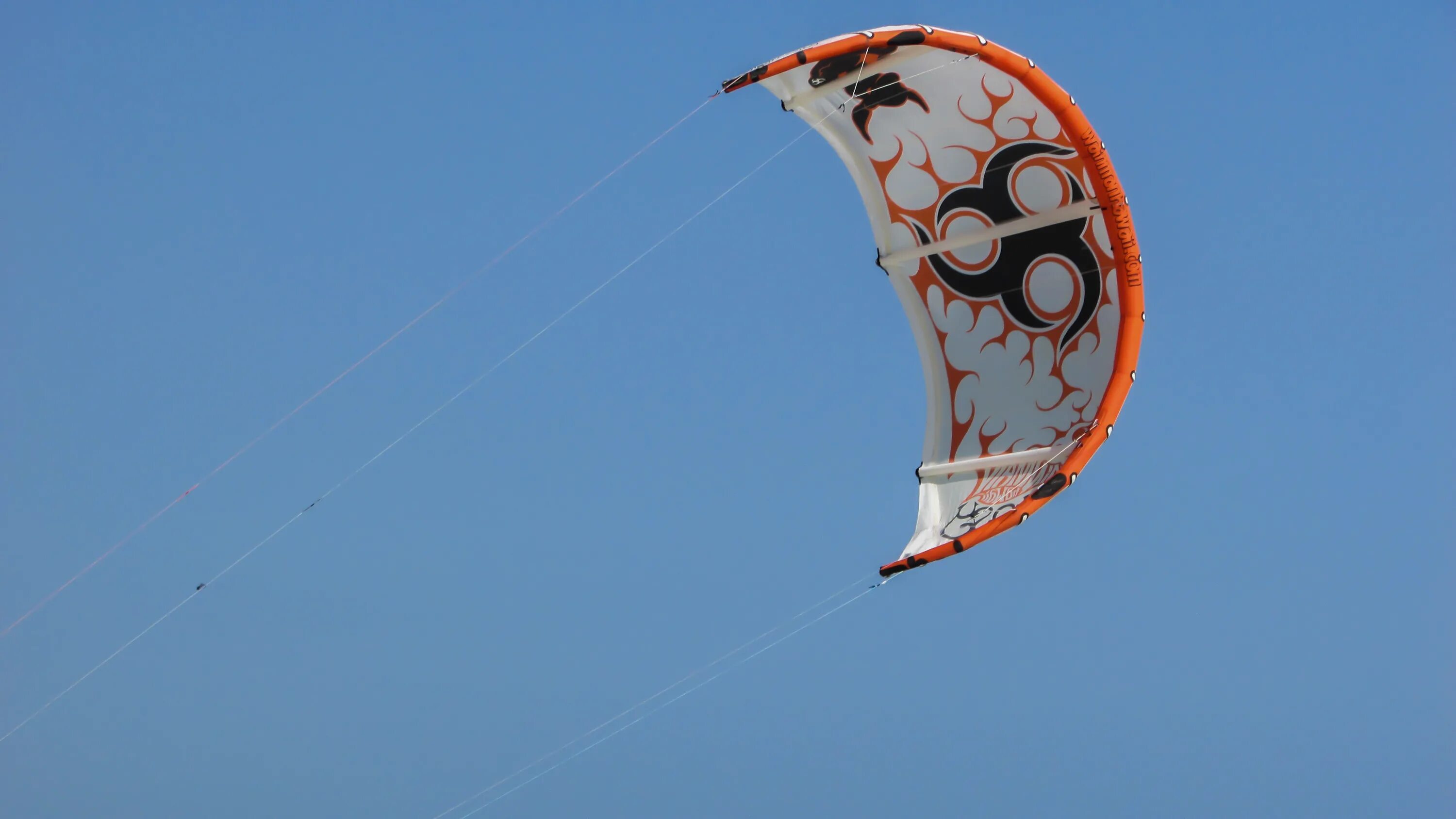 Wind action. Кайт минимальный ветер. кайт на белом фоне. wind sport. экстремальная буксировка воздушным змеем 11 букв.
