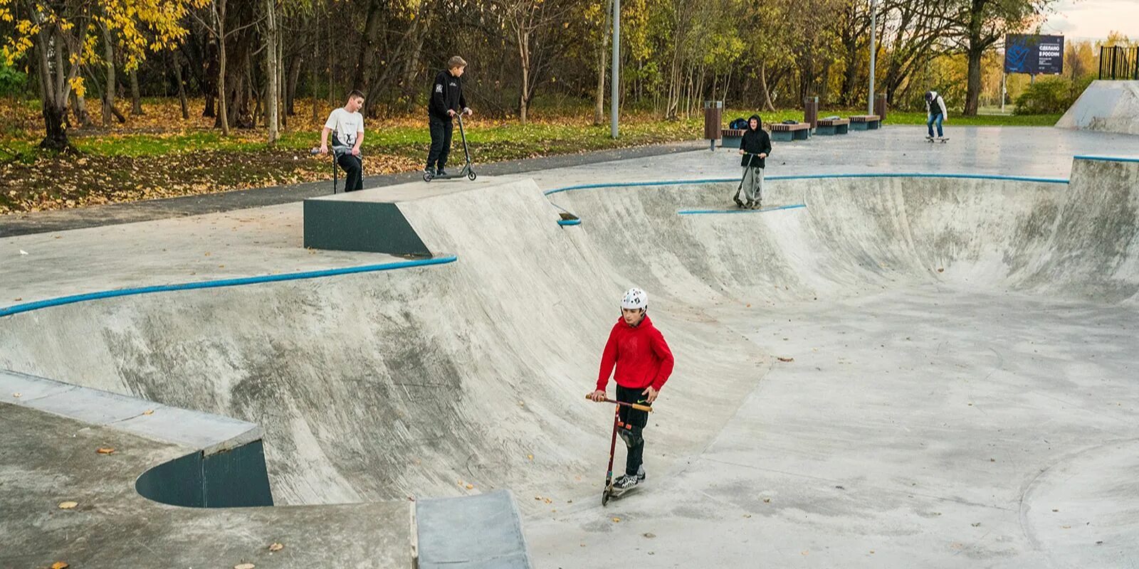 Большие скейт парки. Скейт площадка Битцевский парк. Битцевский лес скейтпарк. Скейт парк Ясенево. Новый скейт парк в Ясенево.