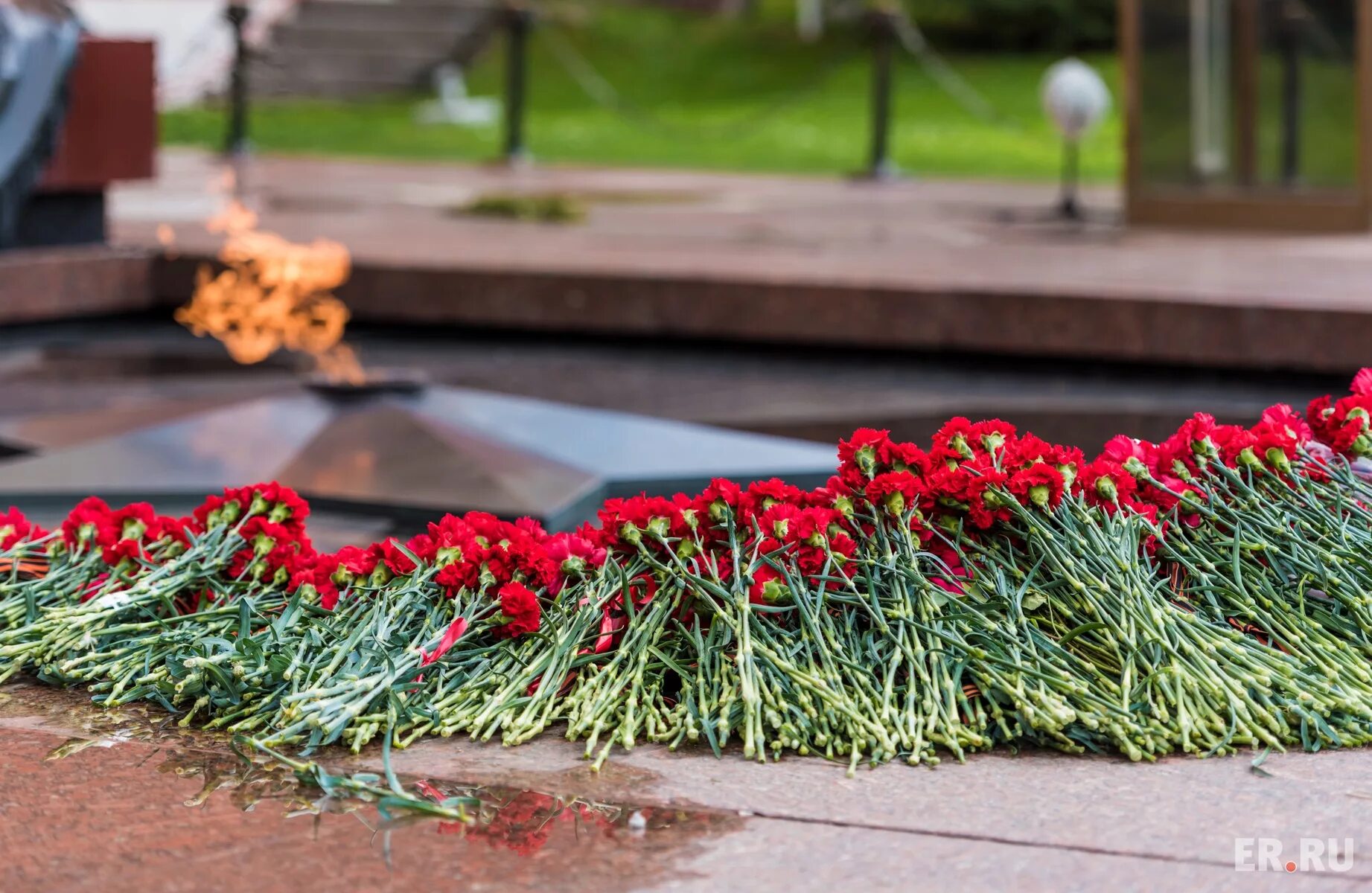 Возложение цветов к могиле неизвестного солдата. Возложение цветов памятника могила неизвестного солдата. Цветы у могилы неизвестного солдата. Цветы у памятника неизвестному солдату.