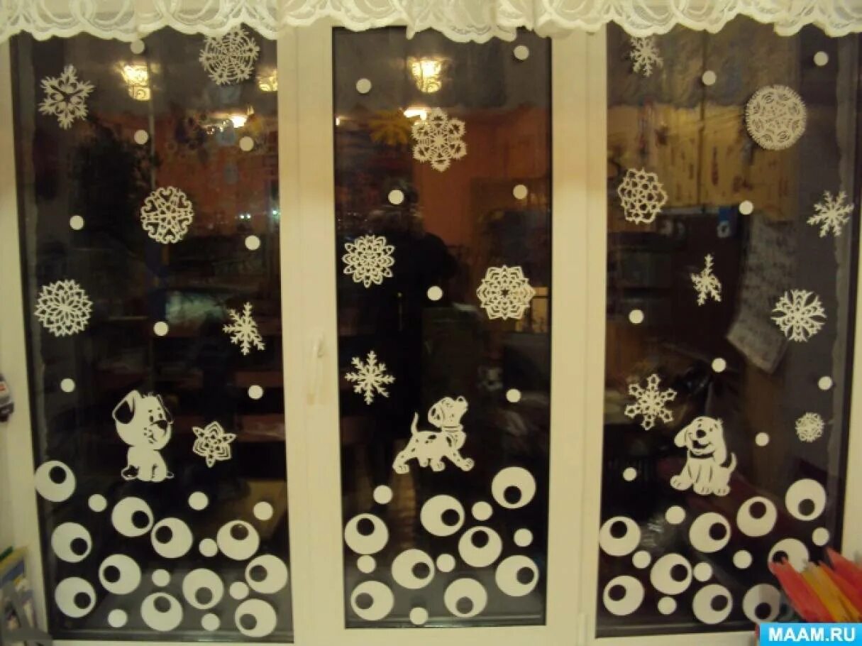 Украшение окон снежинками в детском саду. Украшение окон кружочками к новому году. Украшение окон кружочками в детском саду. Круги на окна к новому году.