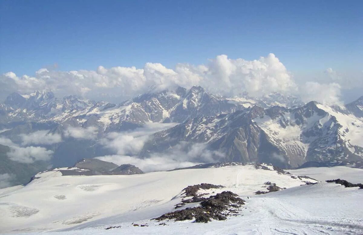Погода на горе эльбрус на 14. Эльбрус 5642. Кабардино Балкария восхождение на Эльбрус. Эльбрус на рассвете. Высокая гора рядом с Эльбрусом.