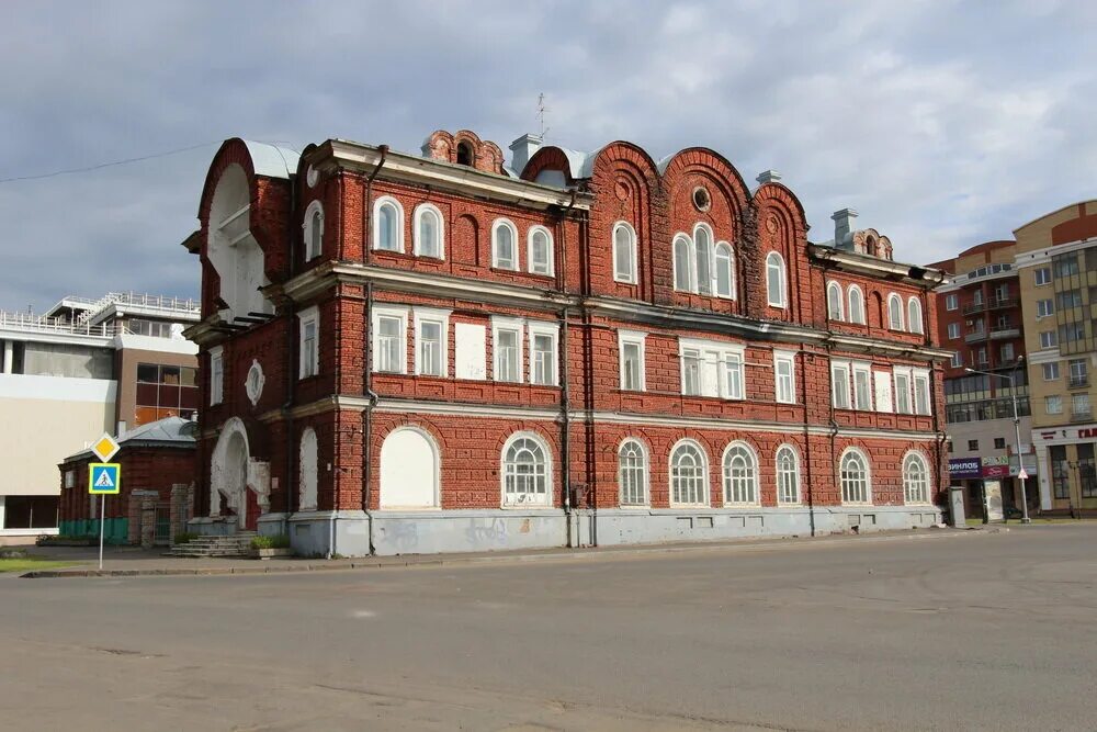 Пенсионный фонд архангельск набережная телефон. Сурское подворье Иоанно-Богословского монастыря Архангельск. Подворье Сурского монастыря в Архангельске. Здание Сурское подворье. Архангельск набережная Северной Двины 47.