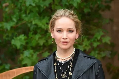 Актриса вышла