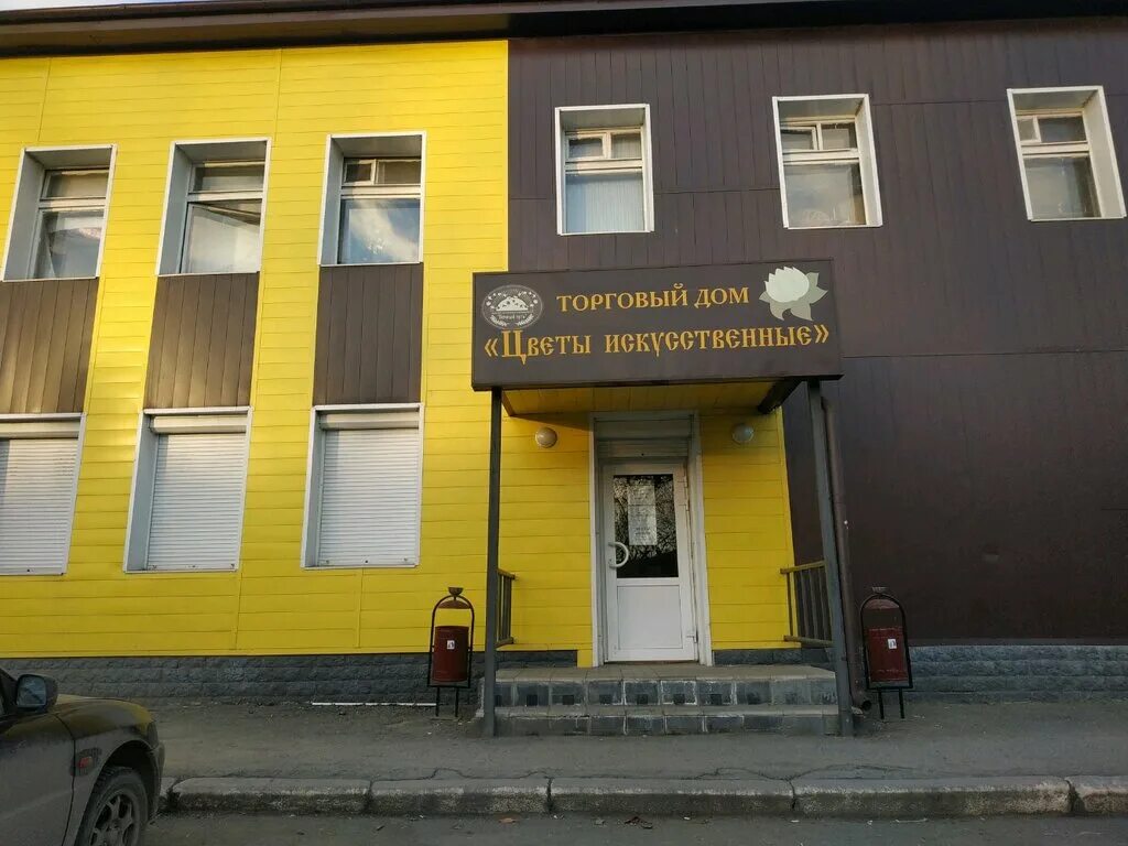 венки роза сантана. флористика из искусственных цветов на могилу. ритуальный венок корзинка. витрина для искусственных цветов. камелия искусственные цветы екатеринбург.