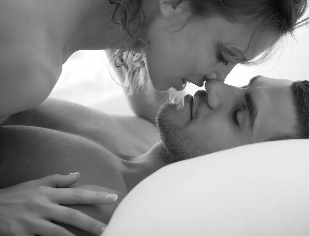 Нежный поцелуй. Нежности в постели. Страстные поцелуи. Сладкий поцелуй.