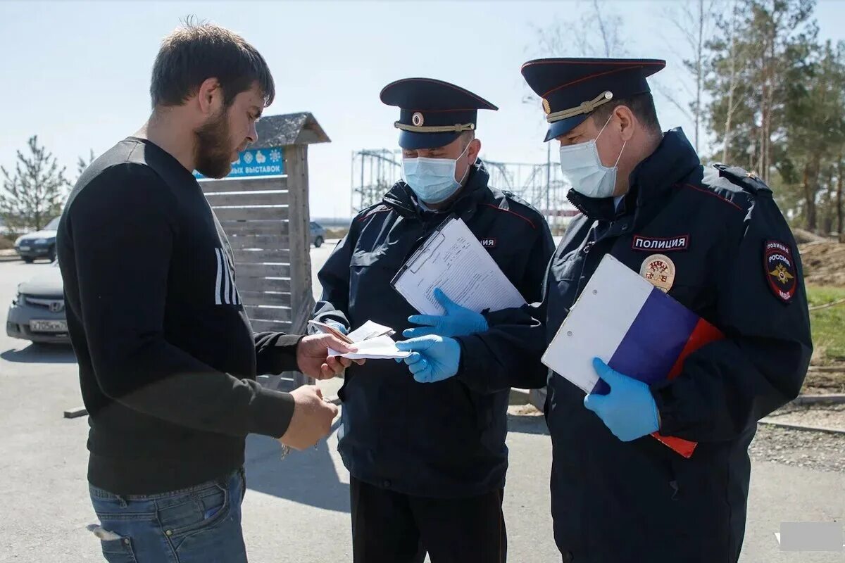 Штрафы нарушение режима. Полиция штрафует за маски. полицейские проверяют маски. штраф за отсутствие маски. штраф за нарушение масочного режима.