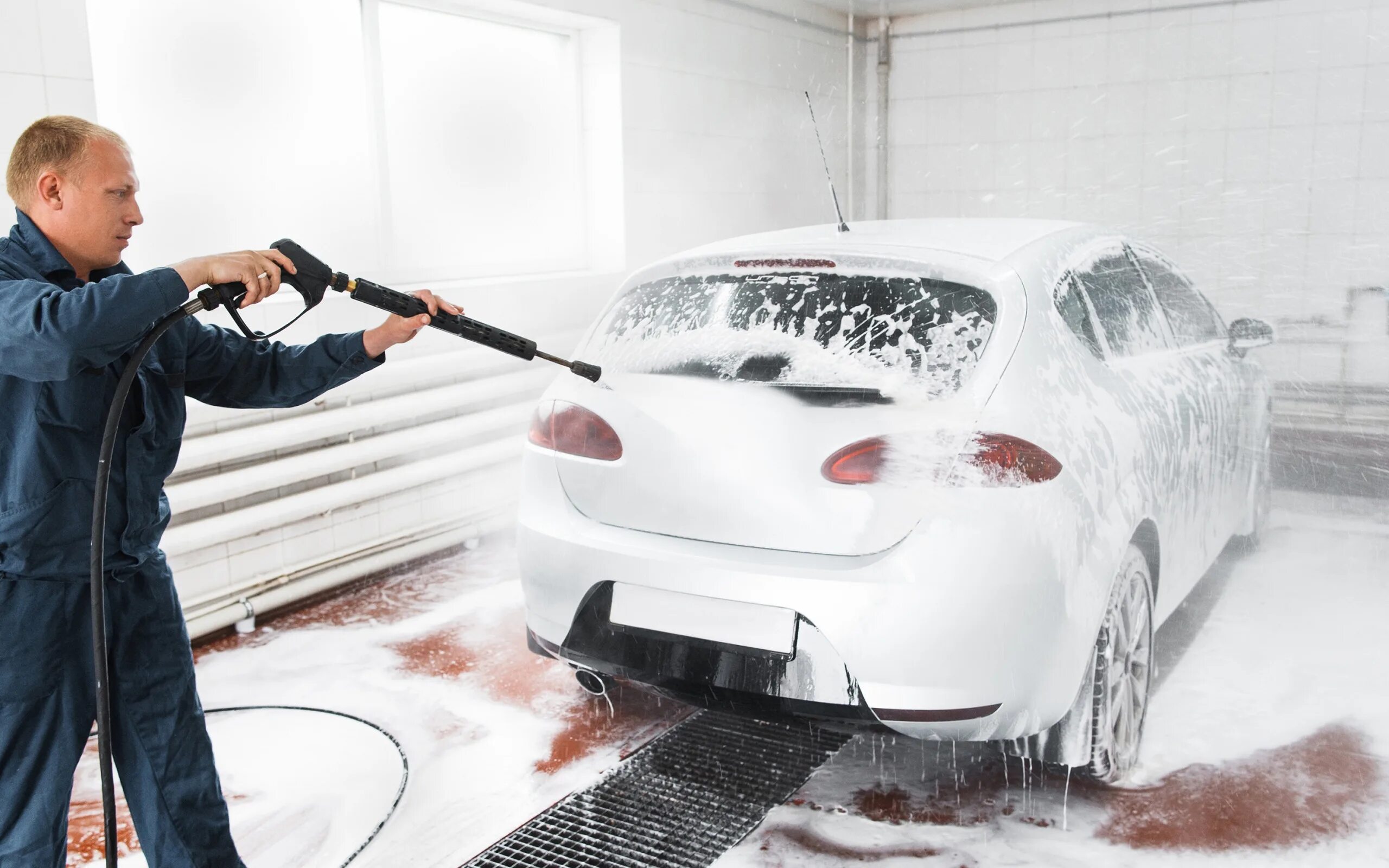 I have my car washed. Мойка машины. Ручная мойка. Бесконтактная мойка автомобиля. Машина для автомойки.