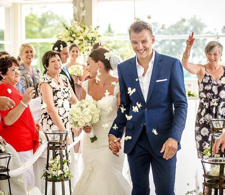 Жена дена. Жена дена. Алисон гендерсон. Ронда роузи дэйна уайт. Жена дена.