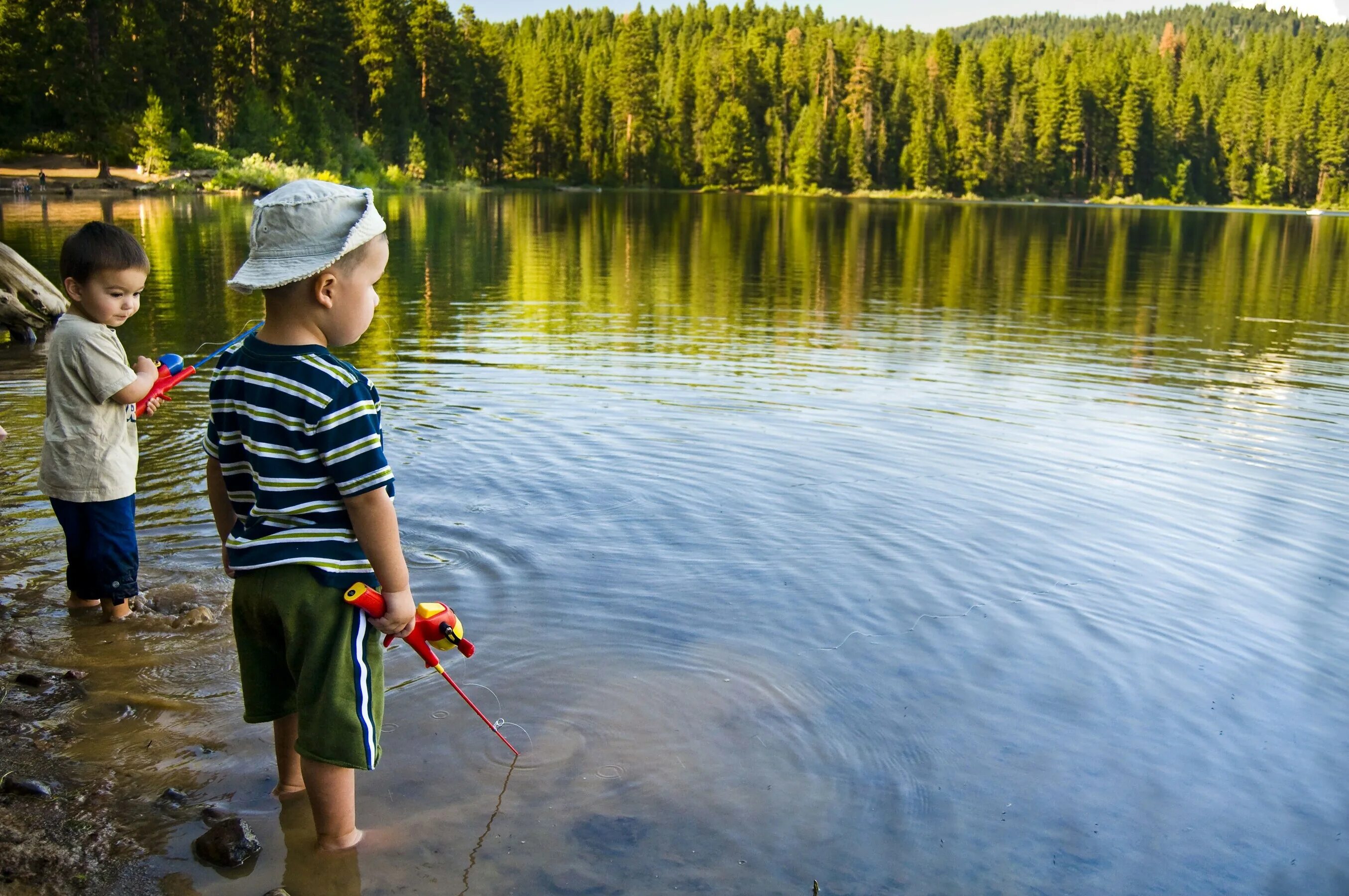 Река для детей. Дети на озере. Мальчик на реке. Маленький Рыбак. Про рыбалку для детей