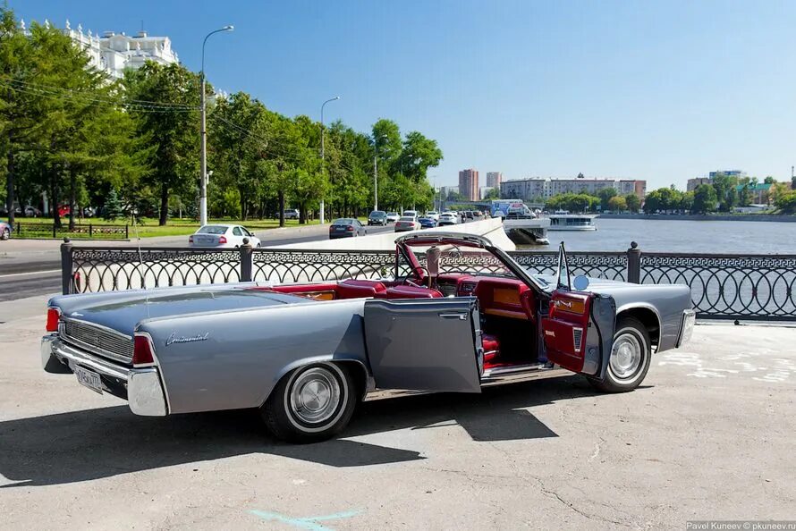 Аренда ретро москва. Lincoln Continental 1967. Линкольн Континенталь кабриолет. Lincoln Continental 196*. Линкольн Континенталь 1967 года кабриолет.