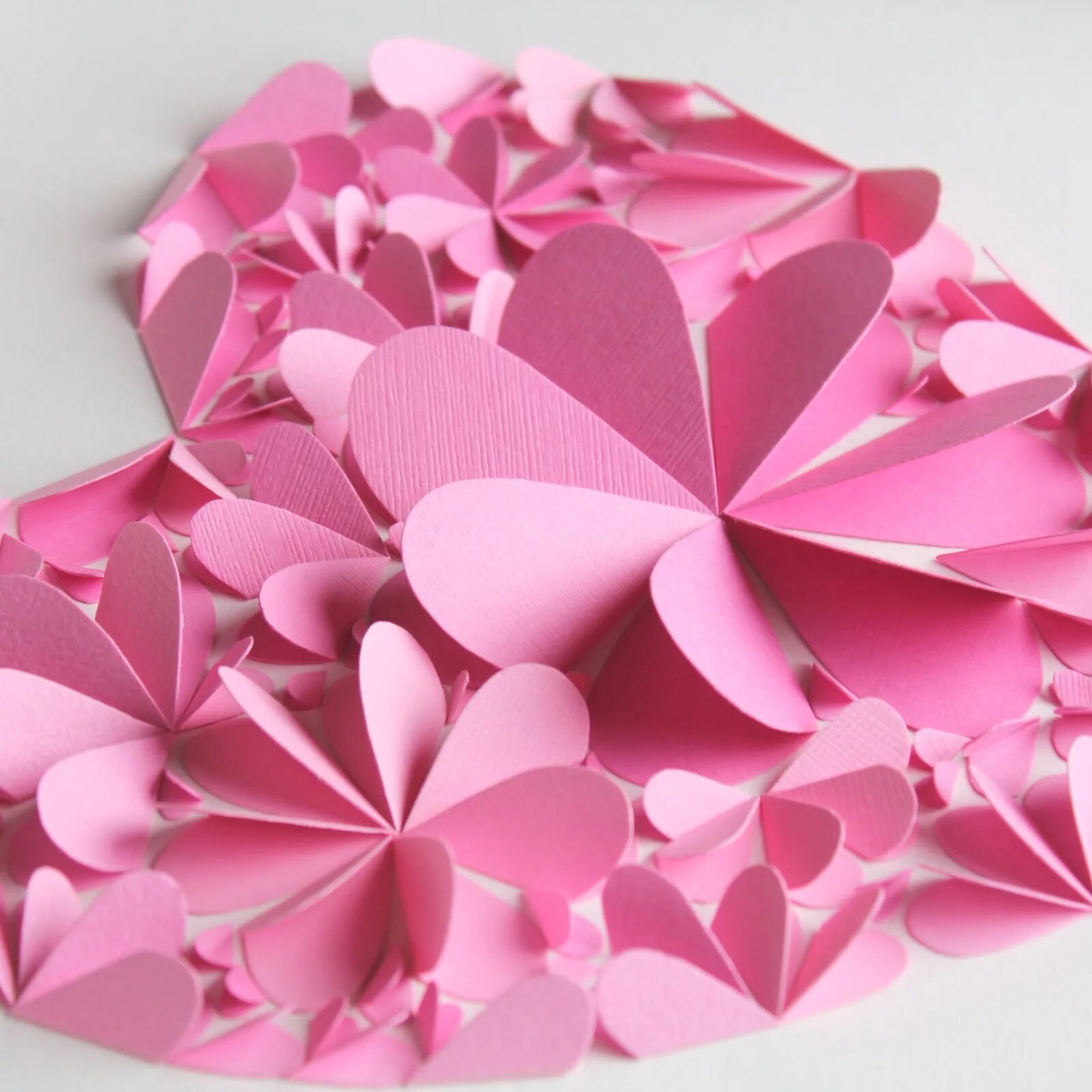 Подарки своими руками из бумаги цветы. Сердечко из бумаги. Красивые поделки из бумаги. Красивое сердечко из бумаги. Красивые цветы из бумаги.