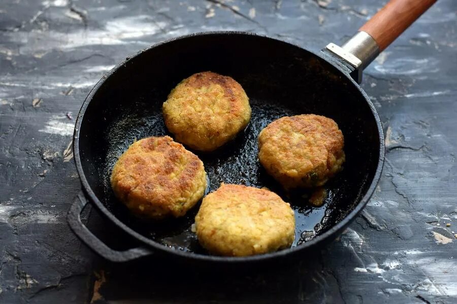 Постные котлеты из овсянки и картофеля. Котлеты из овсяных хлопьев постные. Приготовление постных котлет. Котлетки "бюджетные" из овсянки. Рецепт овсяных котлет постных рецепт фото.