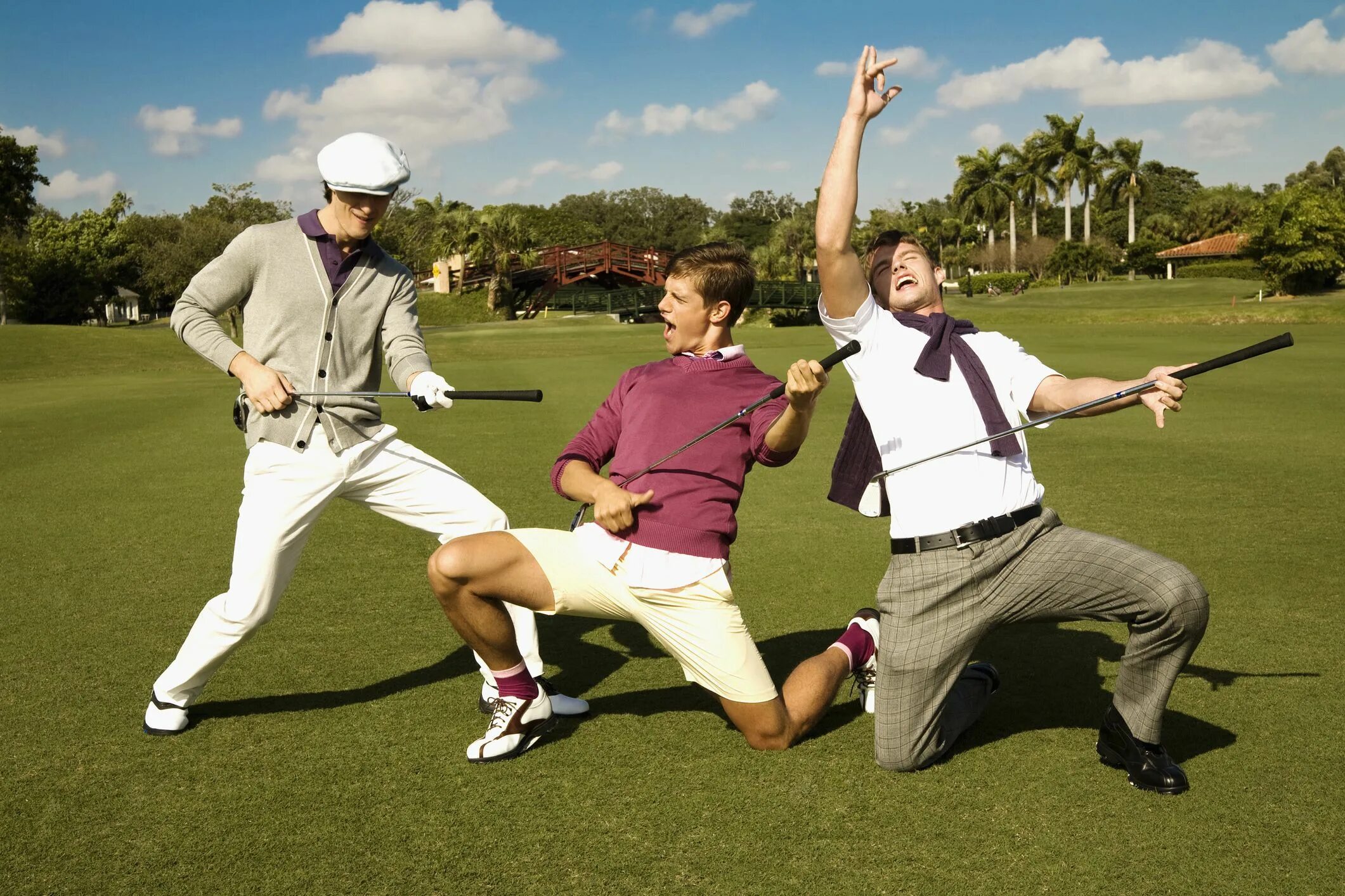 Игры с друзьями 5 человек. Гольф игра. Гольф команда. Люди играют в гольф. Игра в гольф с друзьями.