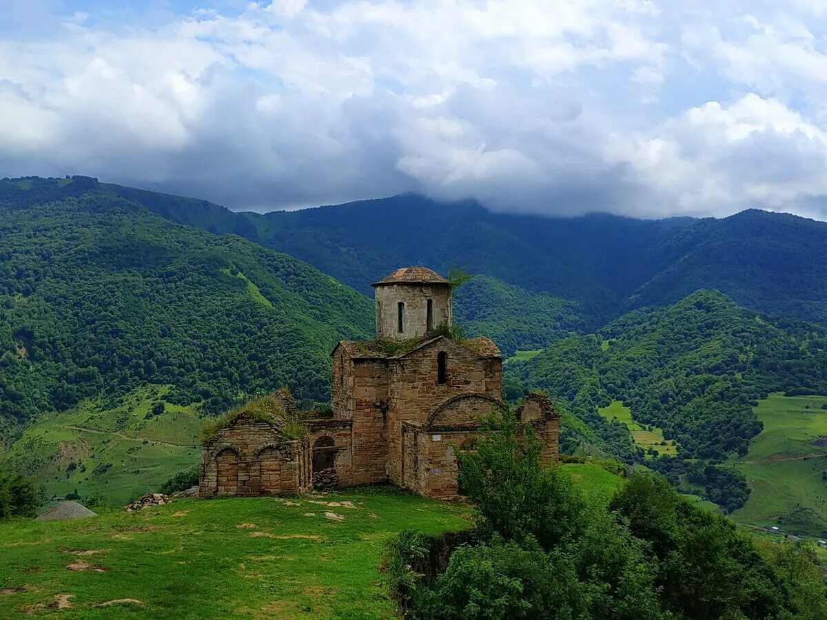 Храм амбара абхазия где находится. Мюссерский храм Абхазия. Храм амбара Абхазия. Шоанинский храм Домбай. Мюссера храм амбара.