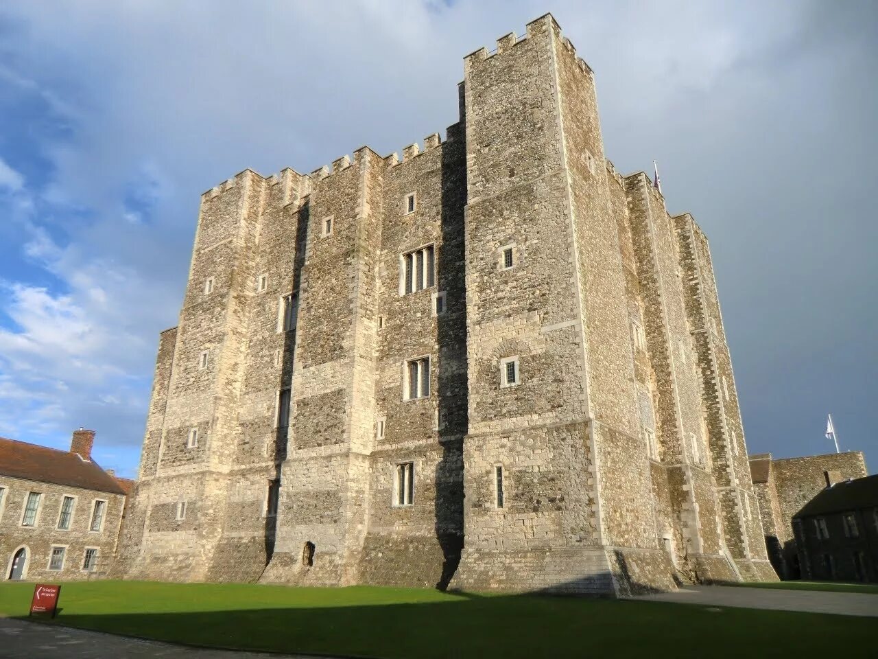 Дувр англия. Дуврский замок (Dover Castle). Довер Англия. Довер город в Англии. Город Дувр Англия.