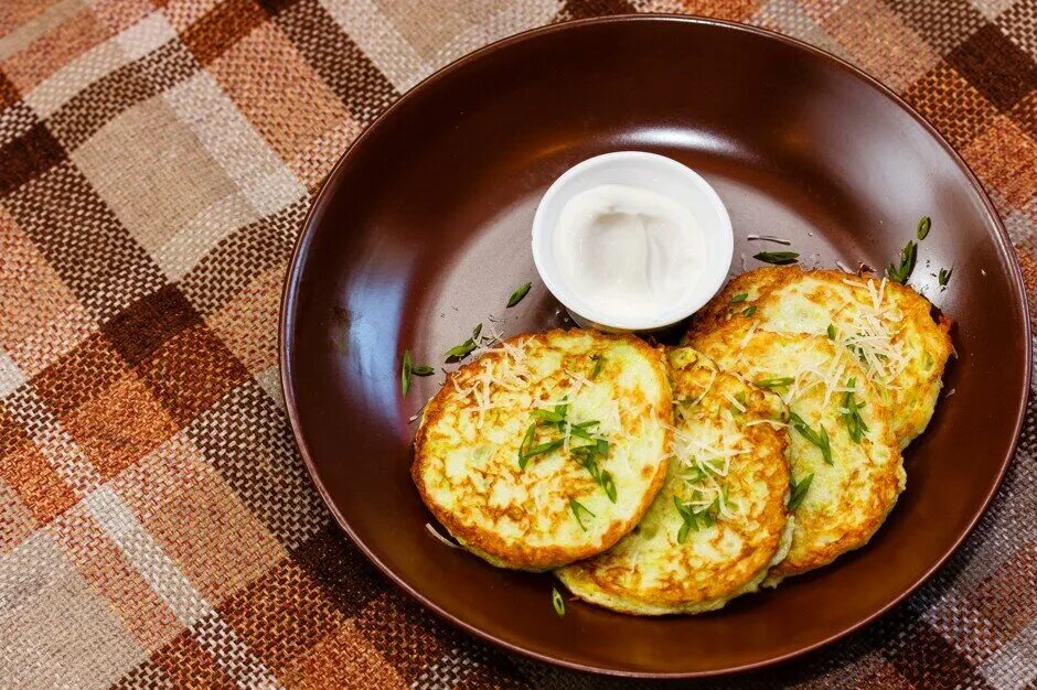 Драники вкусно и быстро на сковороде. Драники с цукини. картофельно-кабачковые драники. кабачковые драники. картофельно кабачковые оладьи.