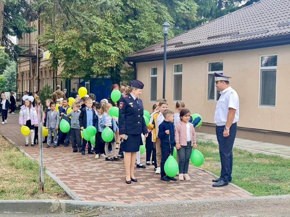 Журнал 13 школа город новопавловск. Новопавловск школа 2. Директор 2 школы Новопавловск. Новопавловск 2 школа первоклассники 1 в. 13 Школа Новопавловск.