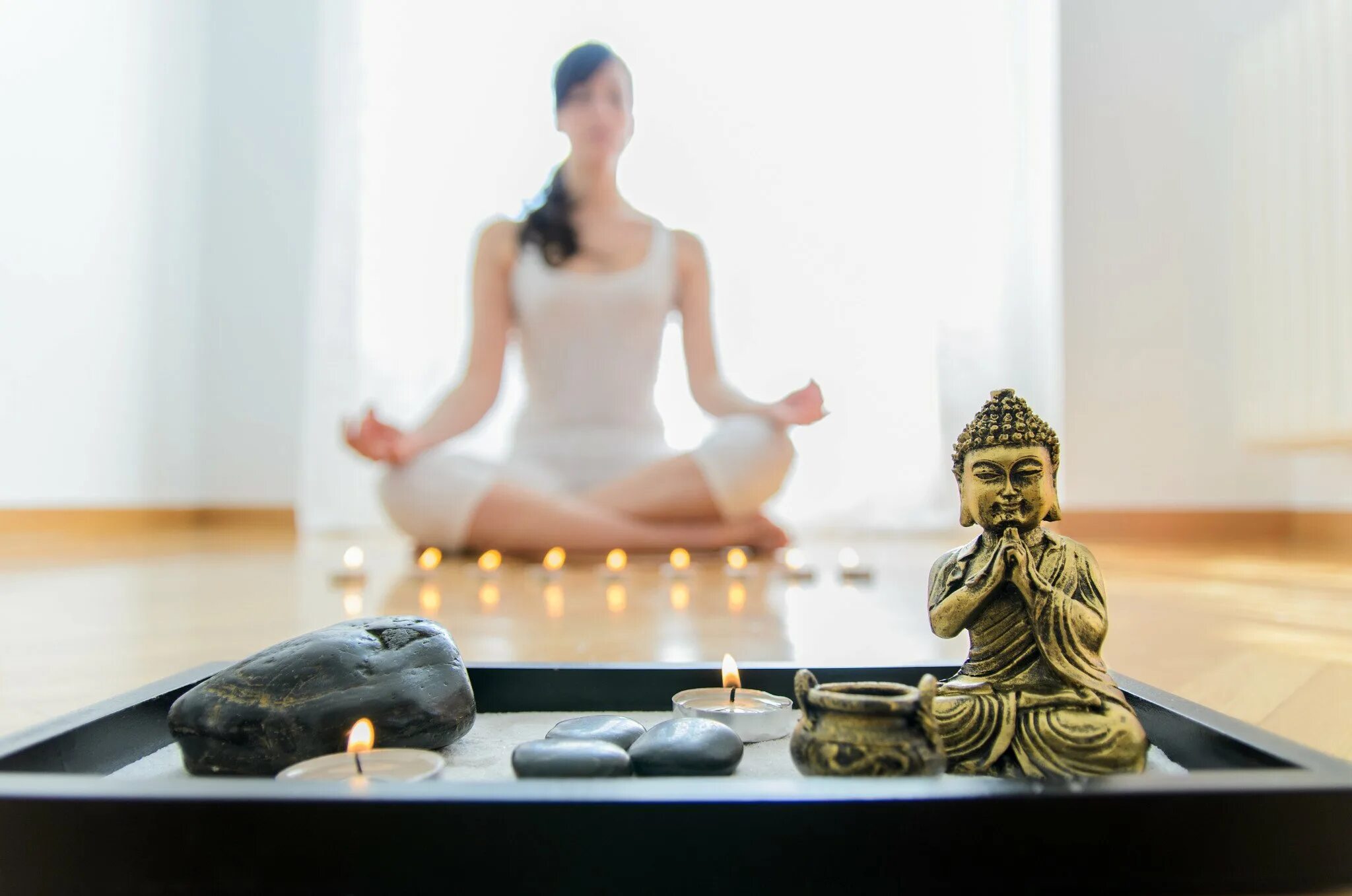 Пикантный дзен. Девушка медитирует. Благовония медитация. Медитация свечи благовония. Йога Будда.