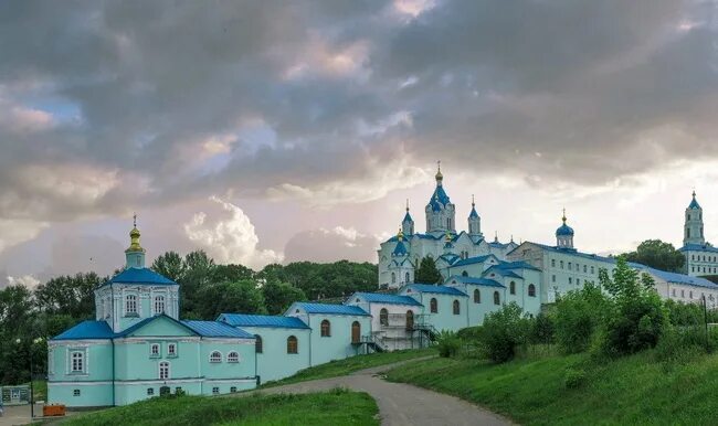 Курская область луга. Коренная пустынь храм живоносный источник. Курская коренная пустынь монастырь. Курская коренная пустынь монастырь. Коренская пустынь курск.