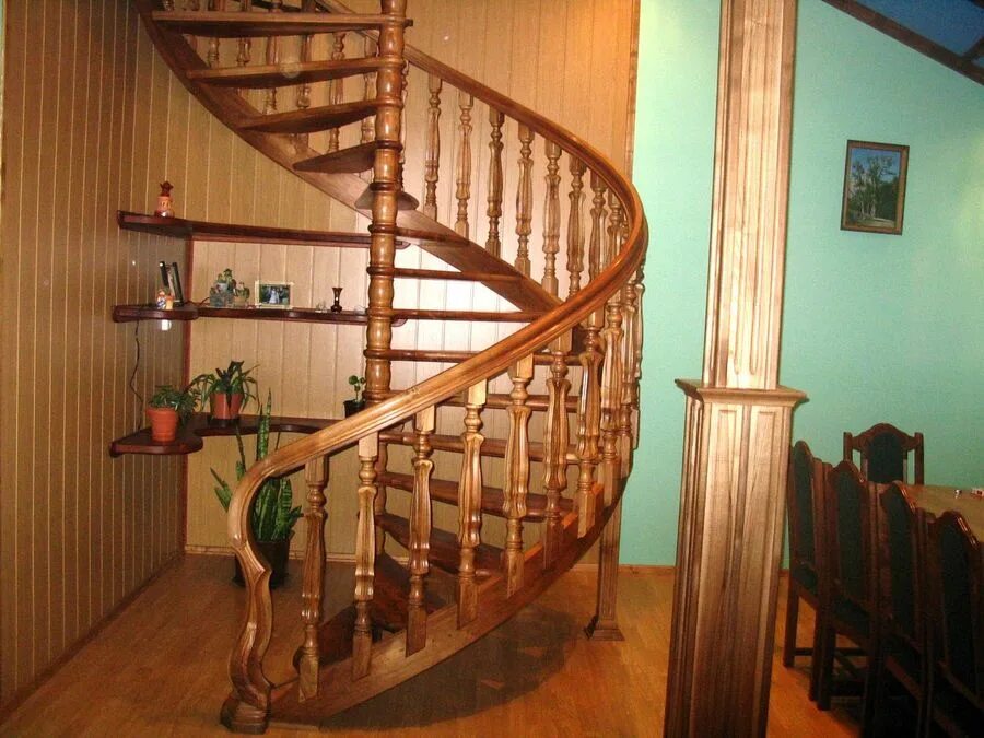Лестница винтовая деревянная. Лестница винтовая деревянная на второй этаж. Винтовая лестница на второй этаж. Винтовая лестница в деревянном доме. Винтовая лестница недорого