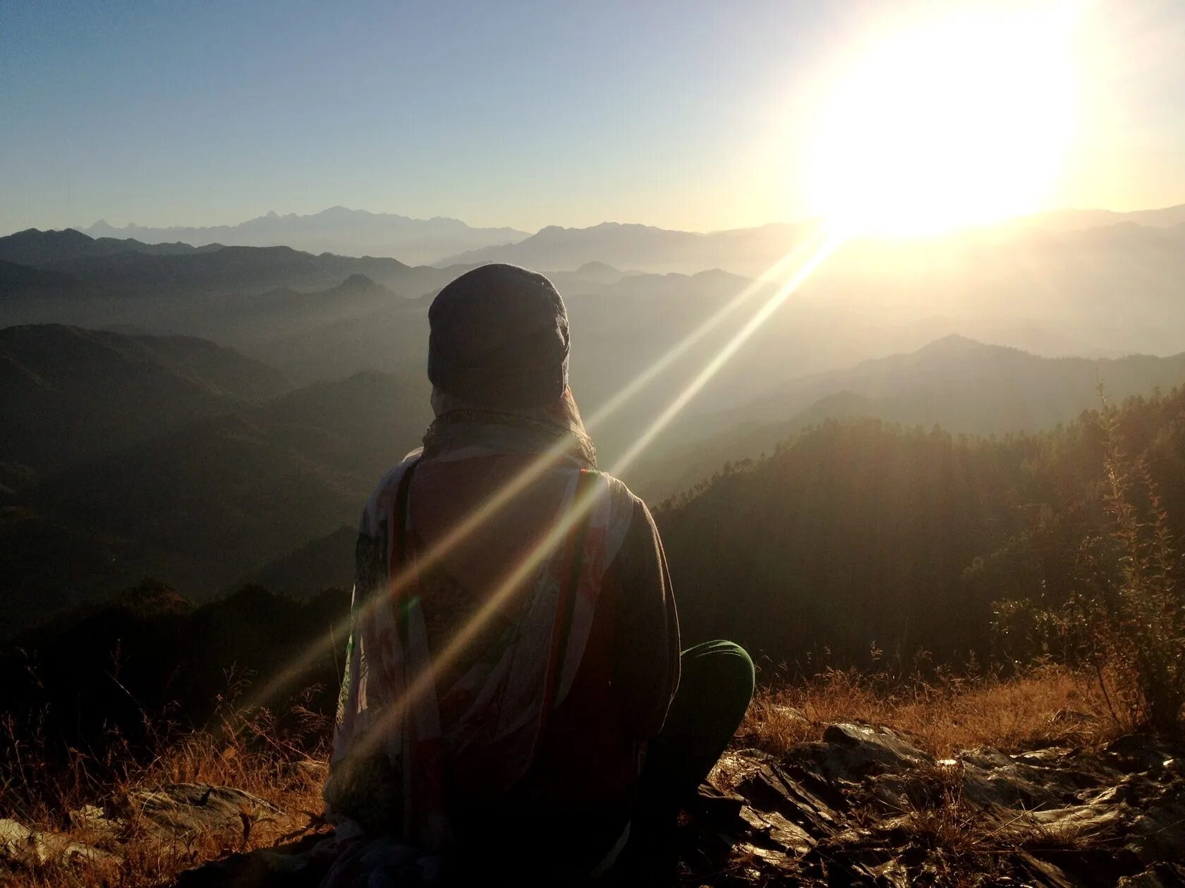 Пробуждение лучи. Медитация просветление. Человек в лучах солнца. Человек и природа. Человек молится на природе.