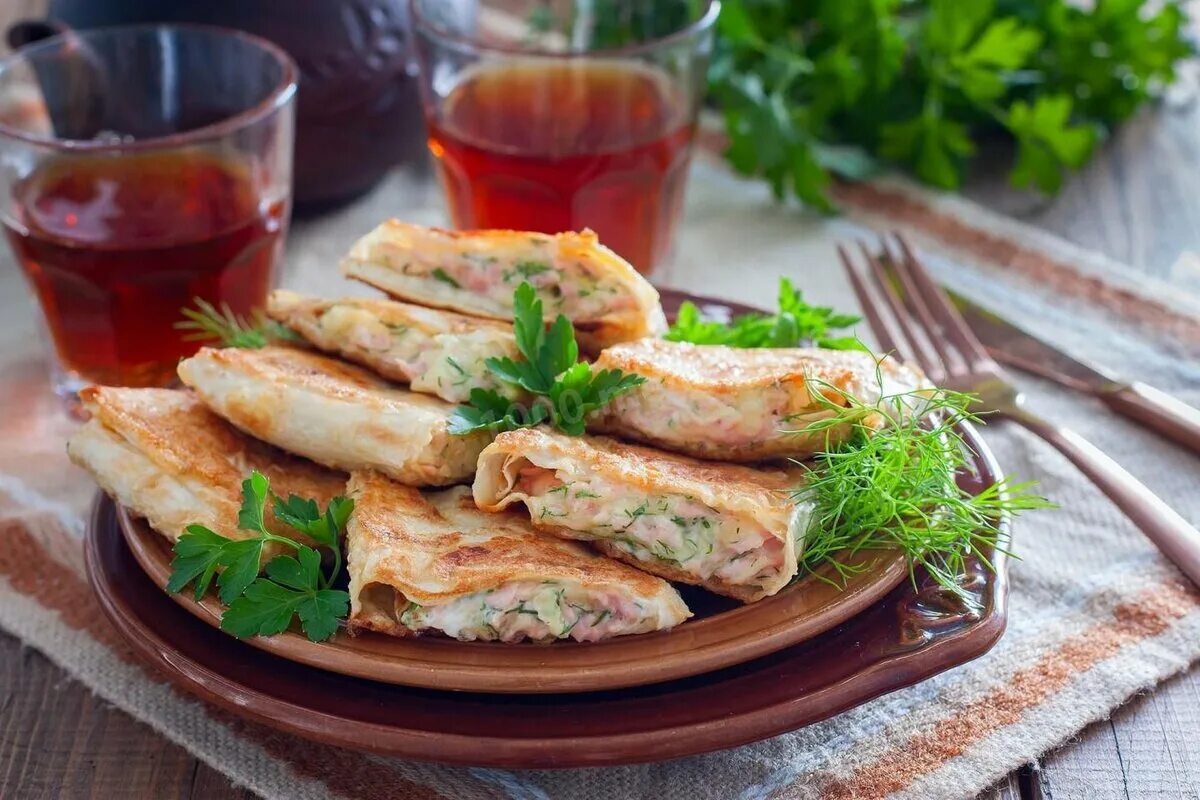 Лаваш с сыром и колбасой на сковороде. Лаваш с колбасой. лаваш с колбасой и сыром на сковороде. закуска из лаваша с колбасой. рулетики из лаваша жареные.