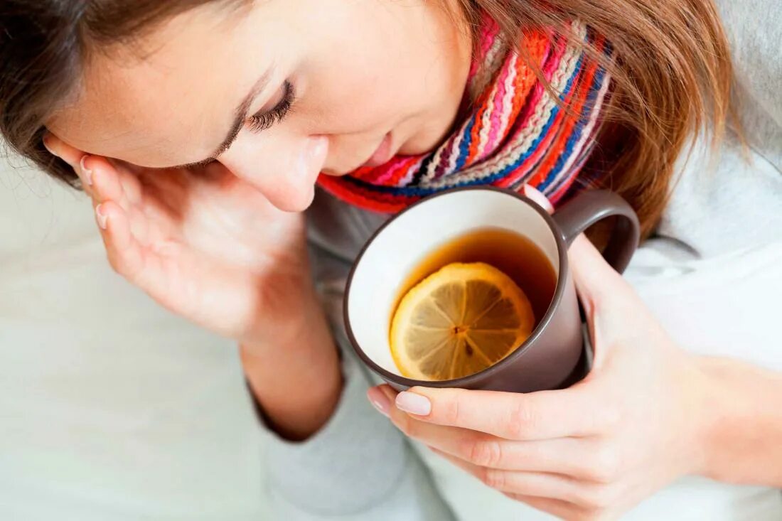 Плохо после простуды. Горячий чай. Чай с лимоном. Девушка и чай с лимоном. Теплое питье.
