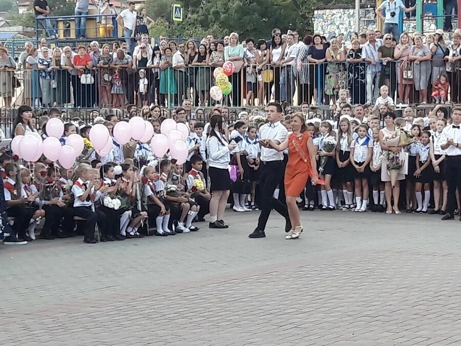 Директора школ новороссийска. 12 Школа Новороссийск директор. Директор школы номер 34 Новороссийск. 40 Школа Новороссийск. Директор школы 40 Новороссийск.