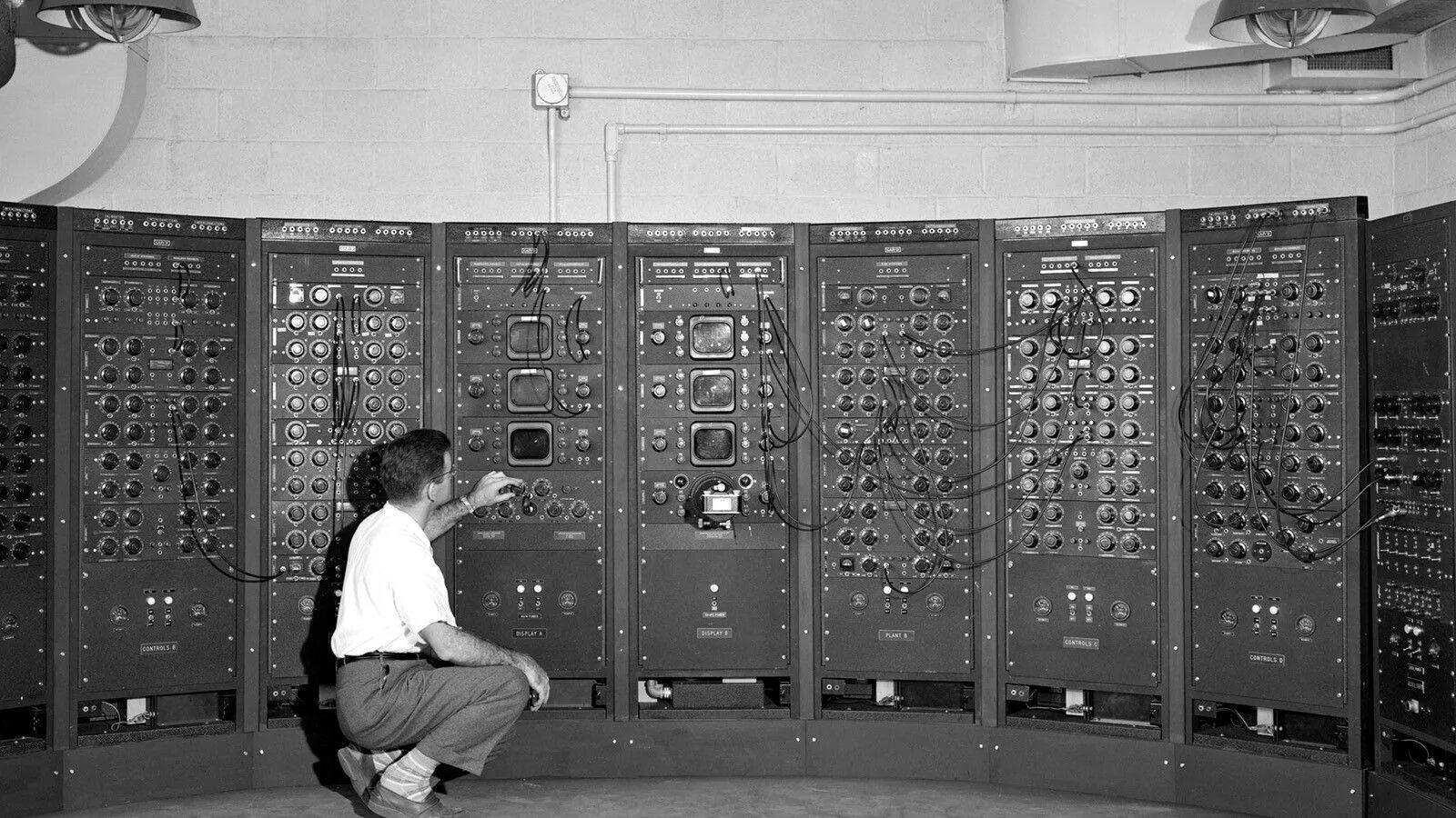 Электронные счетные машины. Первое поколение ЭВМ ЭНИАК. ЭВМ БЭСМ-1. Ламповые ЭВМ БЭСМ-2. БЭСМ (большая электронная счетная машина).