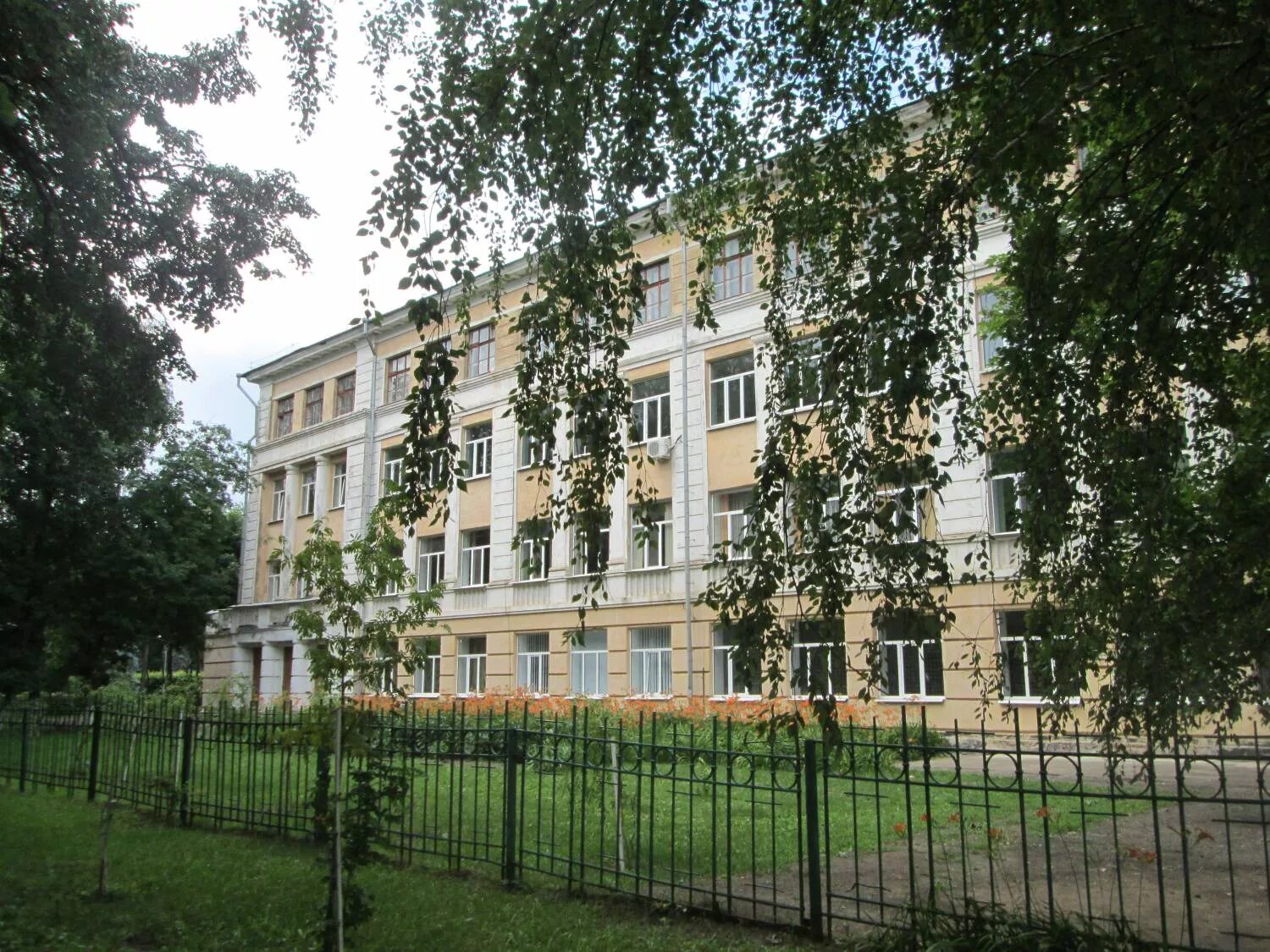 Школа в солнечном иркутск. 10 школа блок. 10 школа блок. Гимназия 25 иркутск новое здание. Полтава школа 1.