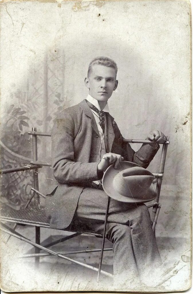 Мужчина из прошлого читать. Мужчина из прошлого. Фотограф 1904. Карта мужчина из прошлого.
