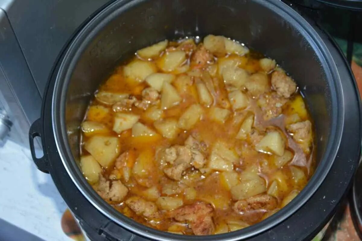 Картофель с филе в мультиварке. Тушёная картошка с мясом в мультиварке. курица с картошкой в мультиварке. картофель тушеный с курицей в мультиварке. тушеная картошка с филе в мультиварке.