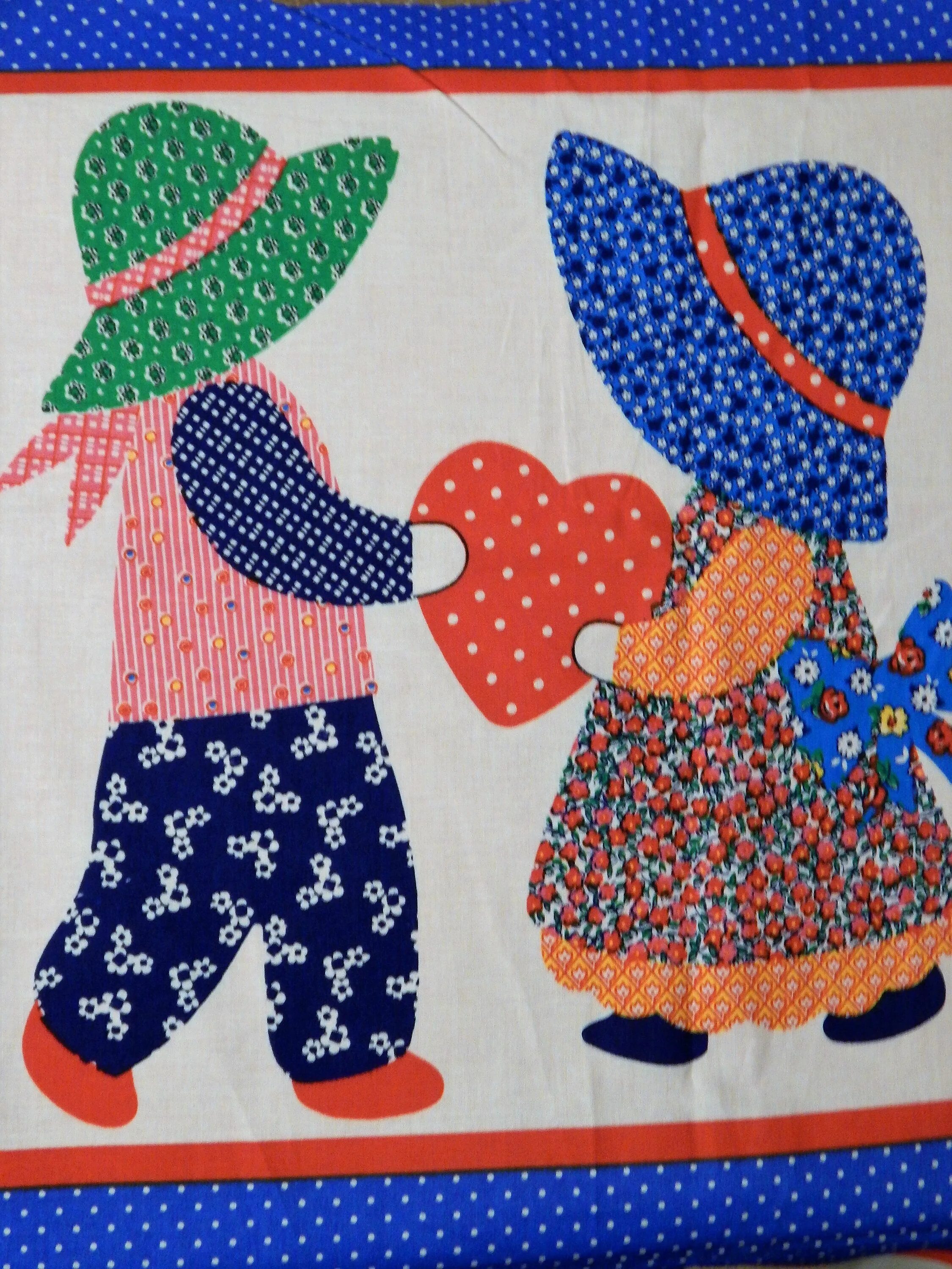 аппликация из лоскутков. крошка сьюзи пэчворк. лоскутное панно. японская техника кинусайга панно из лоскутков ткани. аппликация из лоскутков.