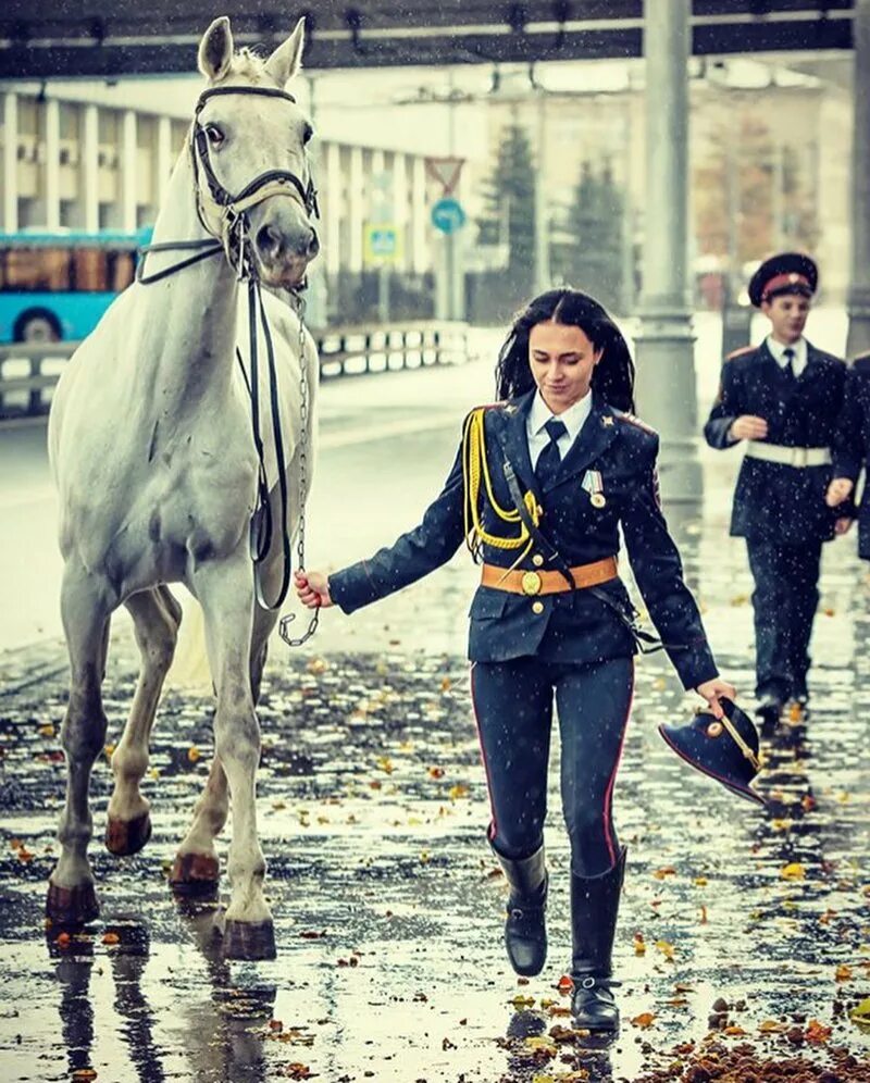 Девочки кск. Конная полиция девушки. Девушка Полицейская на лошади. Конная полиция России.