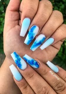 Длинные голубые ногти