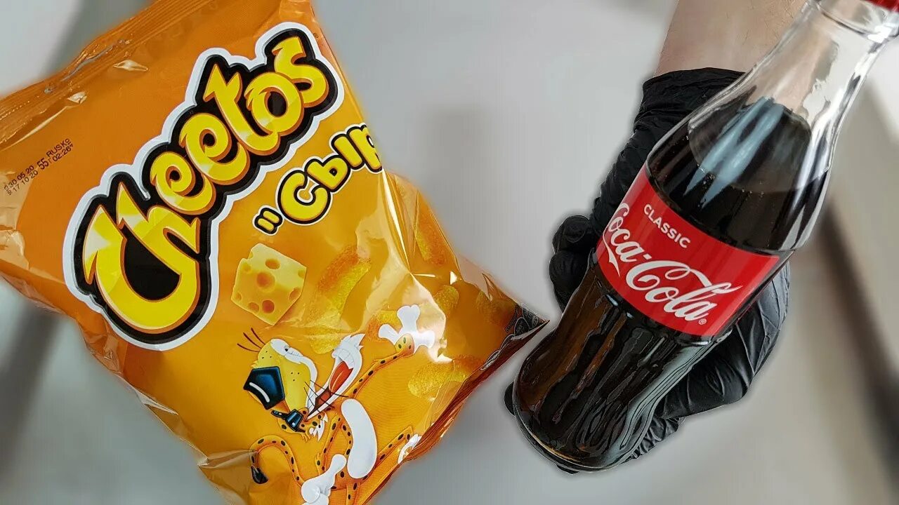 Чипсы и напиток. Чипсы и кола. чипсы и кока кола. coca cola с чипсами. чипсы и газировка.