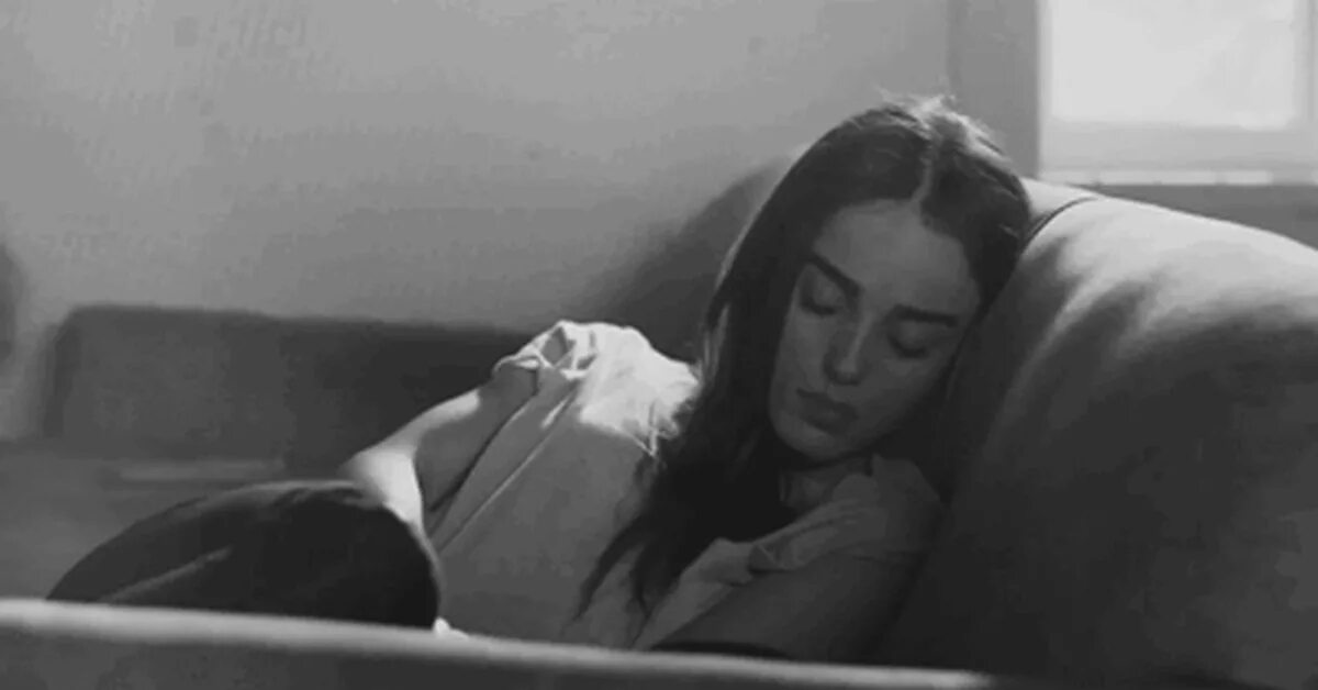 Девушка уходит от парня. Прыгает на парне в кровати. Бросил девушку на кровать. Брачная ночь страсть. Лицо спящей девушки.